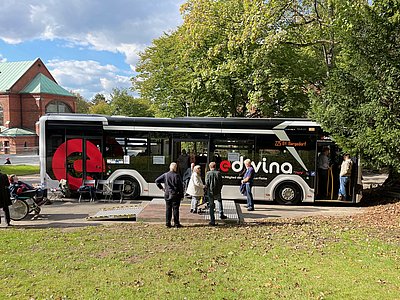 Menschen vor einem HVV-Bus
