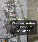 Zwei Fotos, die direkt nebeneinander stehen: Das erste zeigt einen mit Gras überwachsenen Bodenleitstreifen. Das zweite zeigt eine Treppe, daneben ein Schild, auf dem ein Rollstuhl und eine Klingel abgebildet sind. Der dazugehörige Klingelknopf ist so positioniert, dass er für Rollifahrer kaum erreichbar ist. Über den Bildern liegt eine Sprechblase, in der steht: „Wie barrierefrei ist Hamburg wirklich?“