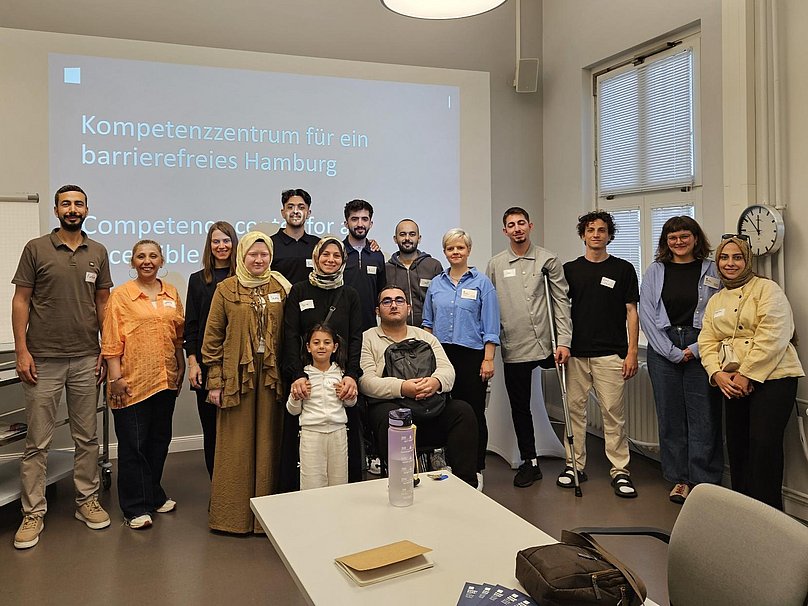 Gruppenbild: Die Besucher*innen aus Matalya mit Franziska Pohl und den Kolleginnen aus dem Kompetenzzentrum 